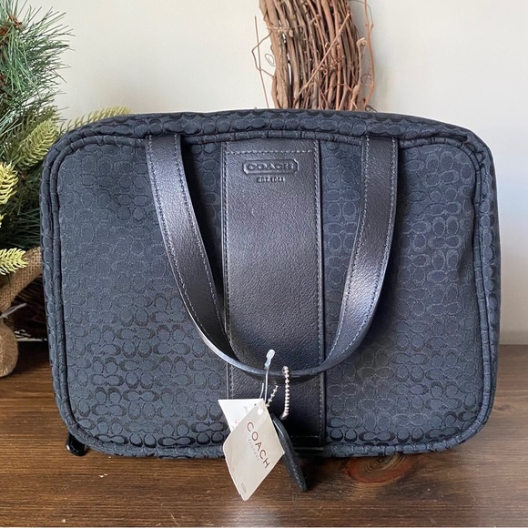 NWT Coach Travel Cosmetic Toiletries Case F77006 - Picture 1 of 8